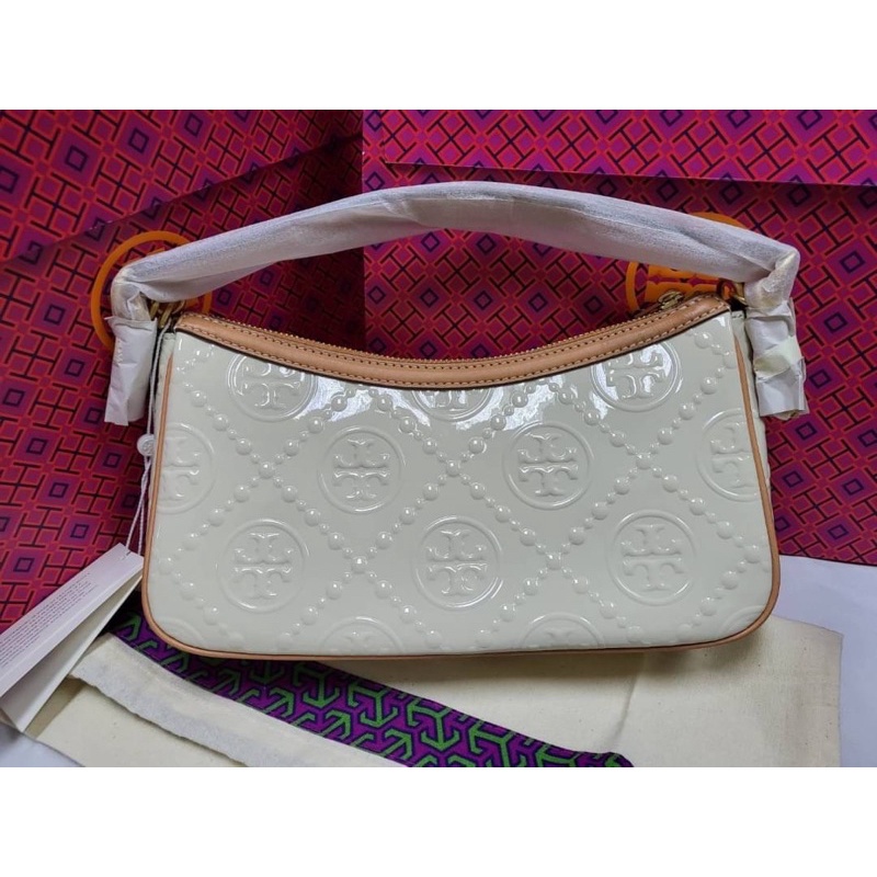 สด-ผ่อน-กระเป๋าสีขาว-10-นิ้ว-134504-shop-tory-burch-t-monogram-patent-embossed-studio-bag