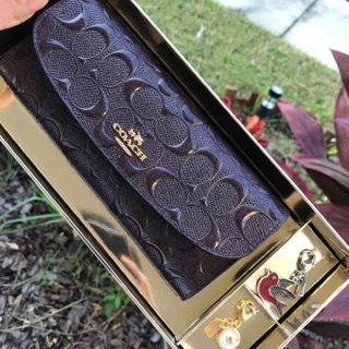 กล่องของขวัญ กระเป๋าสตางค์ 😵Coach BOXED SOFT WALLET WITH CHARMS 🌟