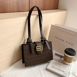 กระเป๋าสะพายข้างพร้อมส่งจ้า👜กระเป๋าแฟชั่นเกาหลีผู้หญิงอินเทรนด์ทุกการแข่งขันย้อนยุคเนื้อกระเป๋าสี่เหลี่ยมเล็กสุทธิสีแดง