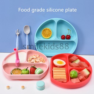ภาพหน้าปกสินค้าจานซิลิโคนก้นดูด 3 ช่องแยกกัน จานสำหรับอาหารดูด ถ้วยสำหรับเด็กBaby divided plate integrated auxiliary food eating suctio ที่เกี่ยวข้อง
