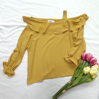 💛ส่งต่อ: (ใส่ครั้งเดียว) เสื้อสีเหลือง สไตล์เกาหลี มีปาดด้านหน้า สายเดี่ยวโชว์ไหล่ 1 ข้าง ใส่แล้วน่ารักมากค่า ใหม่มากกกก