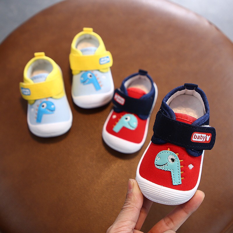 ภาพหน้าปกสินค้ารองเท้าผ้าใบเด็กเล็ก นิ่มสบายเท้า มีเสียง แฟชั่นรองเท้าเด็ก 0-2 ปี  A831