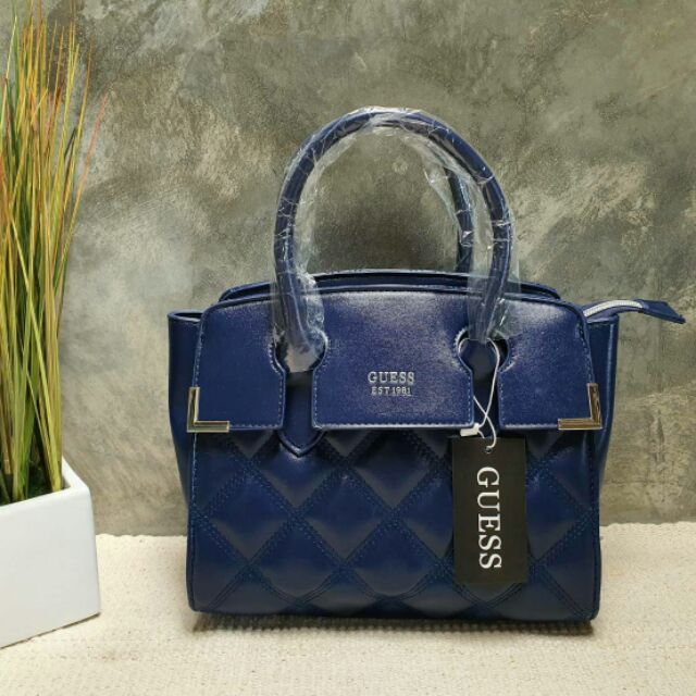 guess-handbagแท้-outlet-รุ่นนี้เป็นลายตารางหนังสวยอยู่ทรง