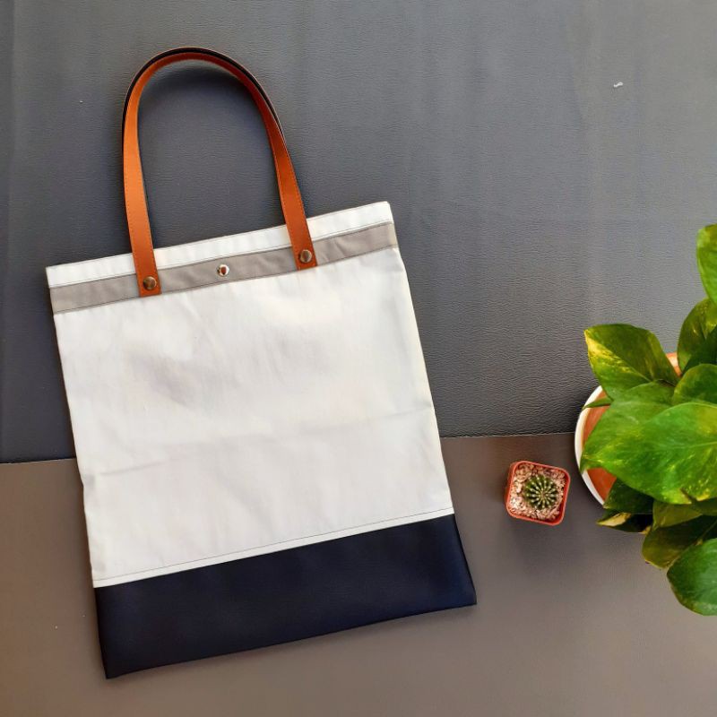 กระเป๋าผ้าแคนวาส-สีขาว-ครีม-สามารถนำมาปักหรือสกรีนได้นะสวยและทนมากๆ-ยินดีให้คำปรึกษา-สินค้าทำเองทุกขั้นตอน