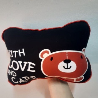 สินค้า หมอนรองคอรถยนต์ หมีสีแดง พื้นหลังดำ with love and care พร้อมส่งจากไทย