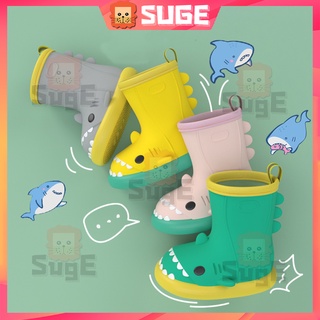 ภาพหน้าปกสินค้า【Suge】รองเท้าบูทยาง กันน้ํา กันฝน กันลื่น ลายการ์ตูนปลาฉลาม แฟชั่นฤดูร้อน สําหรับเด็กผู้ชาย และเด็กผู้หญิง ที่เกี่ยวข้อง