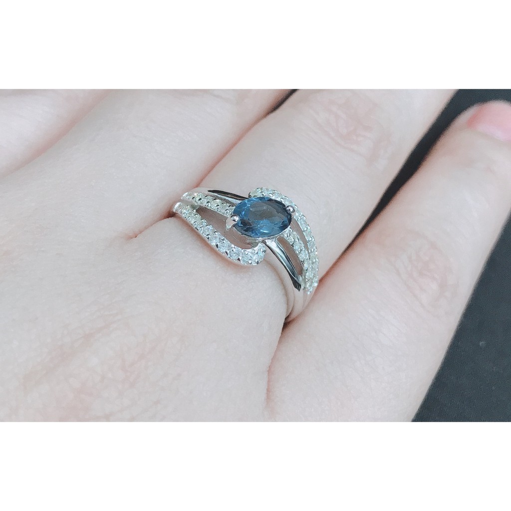 แหวนพลอยลอนดอนโทพาสสีฟ้าเข้ม-ประดับเพชรรัสเซียสีขาว-เงินแท้-925-gr2102