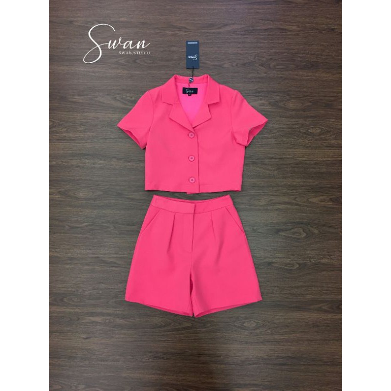 swan-studio-เซทเสื้อครอปคอปกสีชมพู-มาคู่กับกางเกงขาสั้น