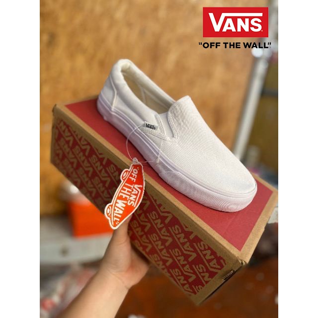 ภาพหน้าปกสินค้ารองเท้าผ้าใบแบบสวมVans Slip on ขาวล้วน , ดำล้วน size:36-45 รองเท้าผ้าใบแบบสวม (พร้อมกล่อง)