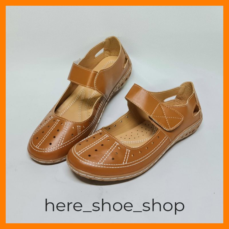ภาพหน้าปกสินค้ารองเท้าหุ้มส้นพื้นเรียบมีสายคาดหนังนิ่มพื้นนุ่มใส่สบายพื้นกันลื่น here_shoe_shop จากร้าน hengwasanasumphan บน Shopee
