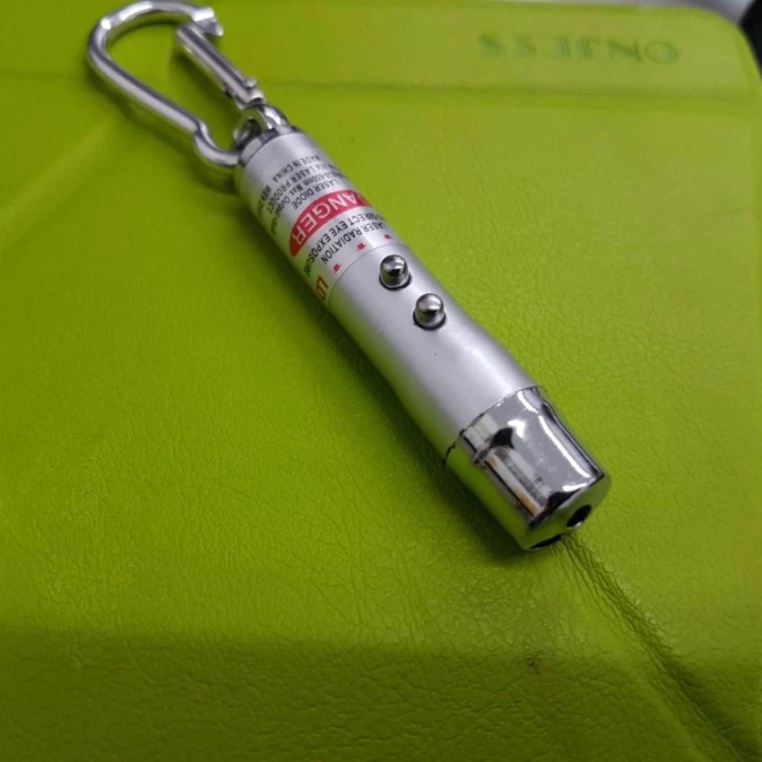 ภาพหน้าปกสินค้าพวงกุญแจปากกาเลเซอร์พ้อยเตอร์ไฟ LED+แสงเลเซอร์+ ไฟสีม่วงตรวจธนบัตรปลอม ทางร้านส่งแบบคละสี