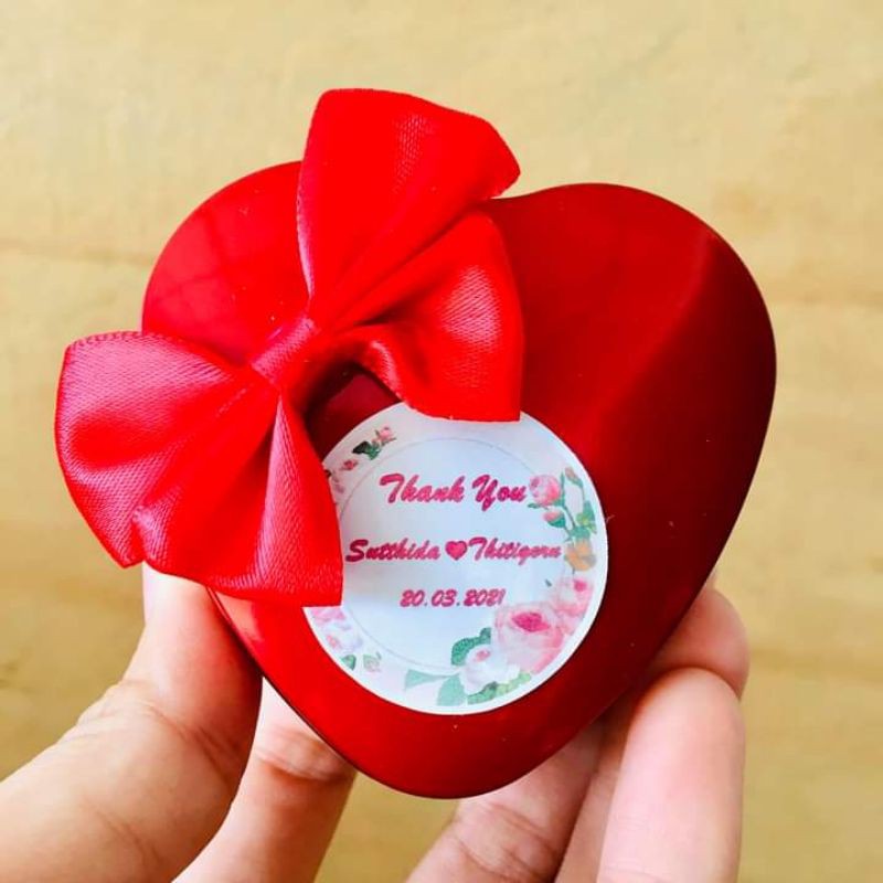 ภาพหน้าปกสินค้าของชำร่วย กล่องเหล็กหัวใจ ฟรีป้ายชื่อตั้งแต่ชิ้นแรก จากร้าน dk_wedding_gift บน Shopee