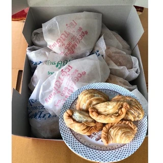 กระหรี่ปั้บคุณจุ๋ม 1 กล่อง 10 ชิ้น ของฝากอร่อยจากร้านดังสระบุรี (ระบุไส้ที่ต้องการในช่องหมายเหตุเมื่อทำการสั่งซื้อ) photo