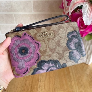 🎀 คล้องมือ size 1L น้ำตาลลายดอก COACH C3297 LARGE CORNER ZIP WRISTLET IN SIGNATURE CANVAS WITH KAFFE FASSETT PRINT