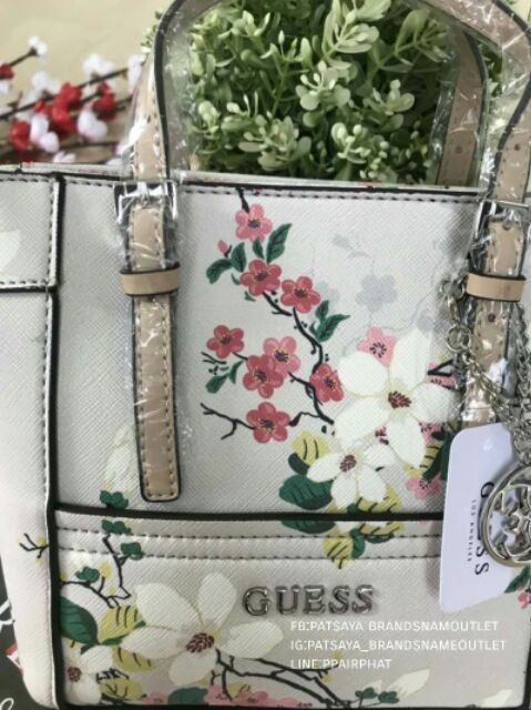 guess-saffino-แท้-outlet-คอลเลคชั่น2017-สวยเด่นกว่ารุ่นเก่าตรงที่เล่นลวยลายบนกระเป๋า