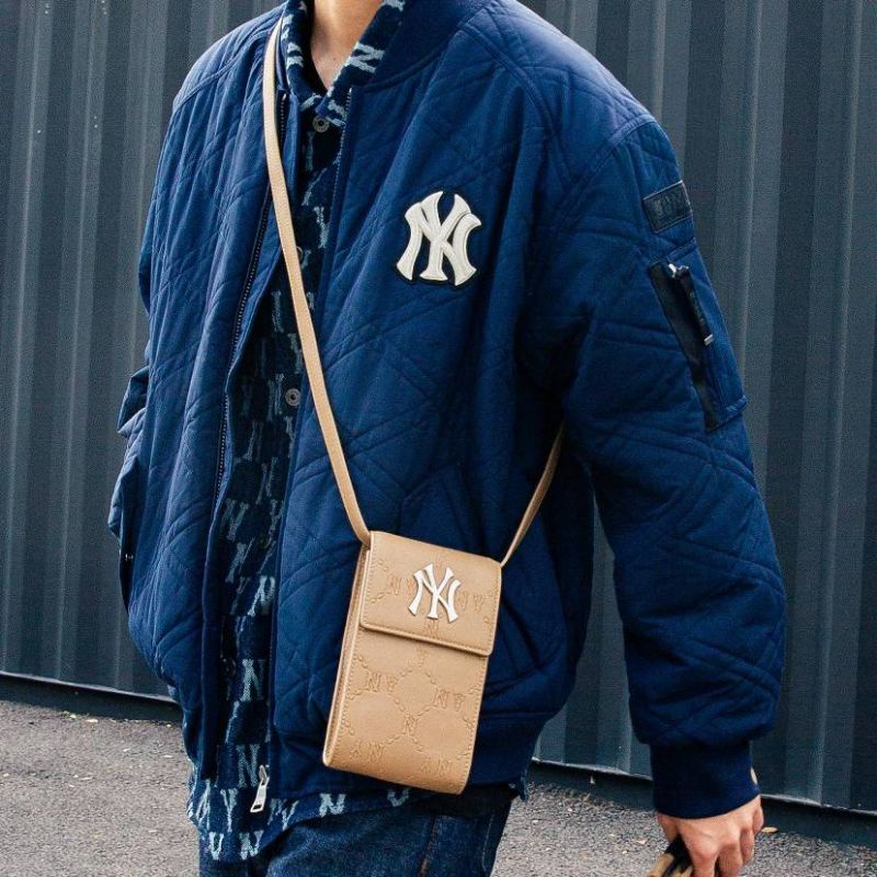 แท้-mlb-monogram-embo-phone-bag-ny-กระเป๋าสะพายข้าง-กระเป๋าใส่มือถือ-หนัง-สีดำ-สีขาว-สีเบจ