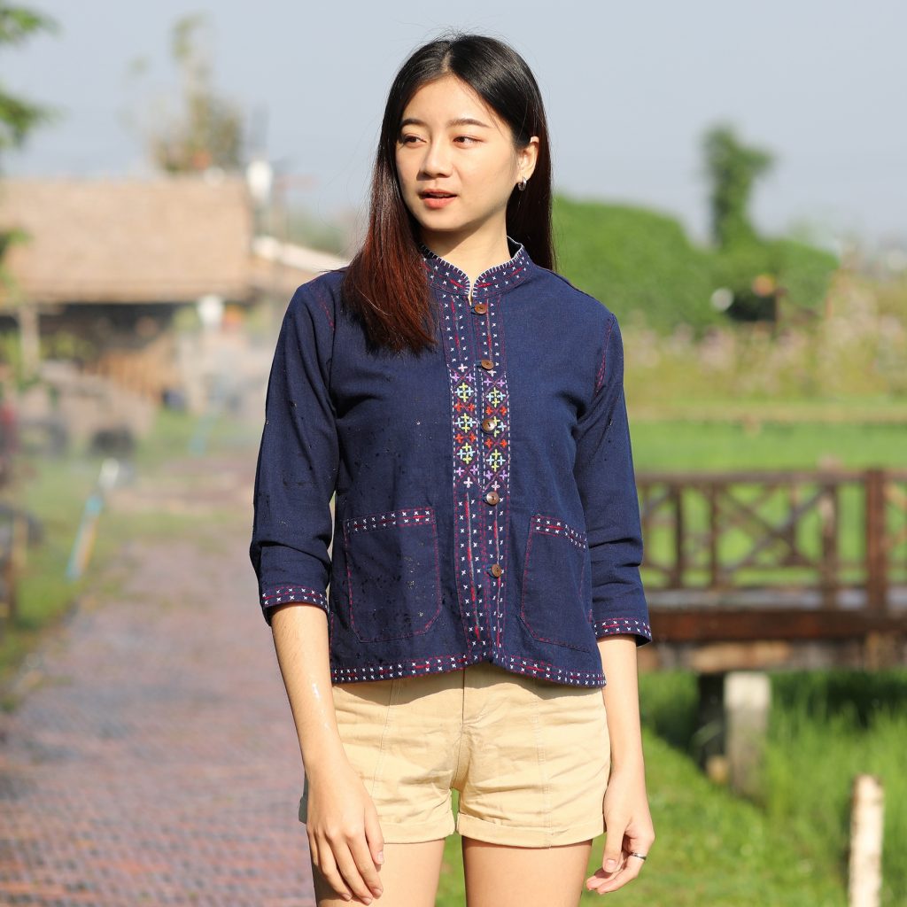 60032-เสื้อผ้าฝ้ายพื้นเมืองผู้หญิง-ทรงตะวันวา-แต่งปักมือ-สีกรม