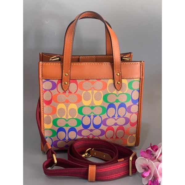 ผ่อน0-กระเป๋าสะพายข้าง-field-tote-22-in-rainbow-signature-canvas-coach-c5142-ลายซี-สีรุ้ง-สายสปอร์ต