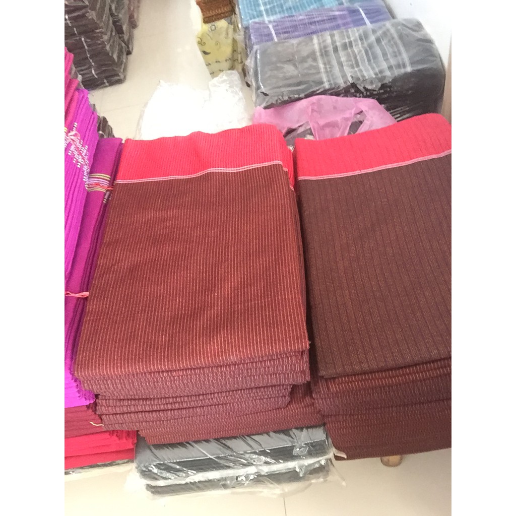 ภาพหน้าปกสินค้าผ้าถุง ผ้าซิ่นตีนแดง ลายตั้งสีพื้น ลายเล็ก ราคาจิ๊บๆ จากร้าน boonkerdyangthisan บน Shopee