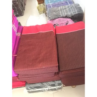 ภาพขนาดย่อของภาพหน้าปกสินค้าผ้าถุง ผ้าซิ่นตีนแดง ลายตั้งสีพื้น ลายเล็ก ราคาจิ๊บๆ จากร้าน boonkerdyangthisan บน Shopee