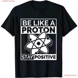 แฟชั่นที่กำหนดเอง คณิตศาสตร์ ฟิสิกส์ เคมี ศาสตร์ เสื้อผู้ชาย เสื้อเชิ้ตหญิง Be Like A Proton Stay Positive Shirt Funny S