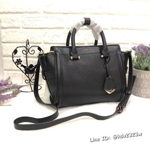 charles-amp-keith-trapeze-bag-ทรงปีก-แท้