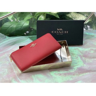 Coach walet ซิปรอบ สีแดงหนังเรียบค่ะ มาพร้อมกล่อง การ์ด ค่ะสวยมาก อะไหล่ทองจ้า