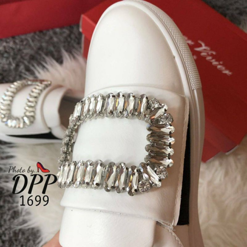 ภาพสินค้างานพรีเมี่ยม รองเท้าผ้าใบสวมสลิปออนสีขาวรุ่นดาราฮิต มีส่วนลดเพิ่ม จากร้าน meiing_na บน Shopee ภาพที่ 6