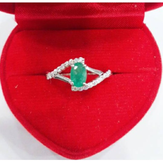 แหวนพลอยแท้มรกตสีเขียวประดับด้วยเพชรรัสเซียตัวเรือนเงินแท้-925-รุ่น-2396-gr-em