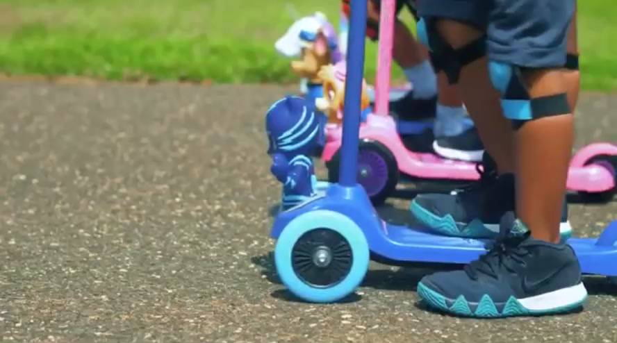 dimensions-unicorn-3d-scooter-with-light-up-wheels-ages-3-max-weight-75lbs-tilt-and-turn-steering-3-wheel-platform