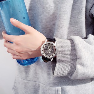 ภาพขนาดย่อของภาพหน้าปกสินค้านาฬิกาแฟชั่น ( สินค้าพร้อมส่ง ) สินค้าใหม่คุณภาพ 100% Korean Fashion นาฬิกาแฟชั่นผู้ชาย AW046 จากร้าน amelia_sp บน Shopee