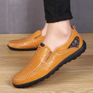 ภาพหน้าปกสินค้าMen\'s Leather Shoes รองเท้าหนังแท้ ผู้ชายรองเท้าไม่มีส้น ไม่เป็นทางการ รองเท้าขับรถ ขนาดใหญ่ รองเท้าสำนักงาน ที่เกี่ยวข้อง