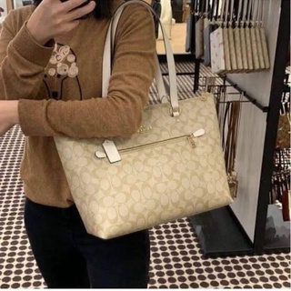 (ผ่อน0%) กระเป๋า Coach​ Gallety Tote สี LIGHT KHAKI CHALK F79609 ลายซี สีขาว