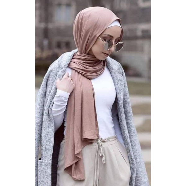 ภาพหน้าปกสินค้าผ้าคลุมฮิญาบ รุ่นเจอซี่ ผ้าคอตตอน เรยอน เกรด A แบบพันยาว ขนาด 80 x 180 cm จากร้าน hijab_story_thailand บน Shopee