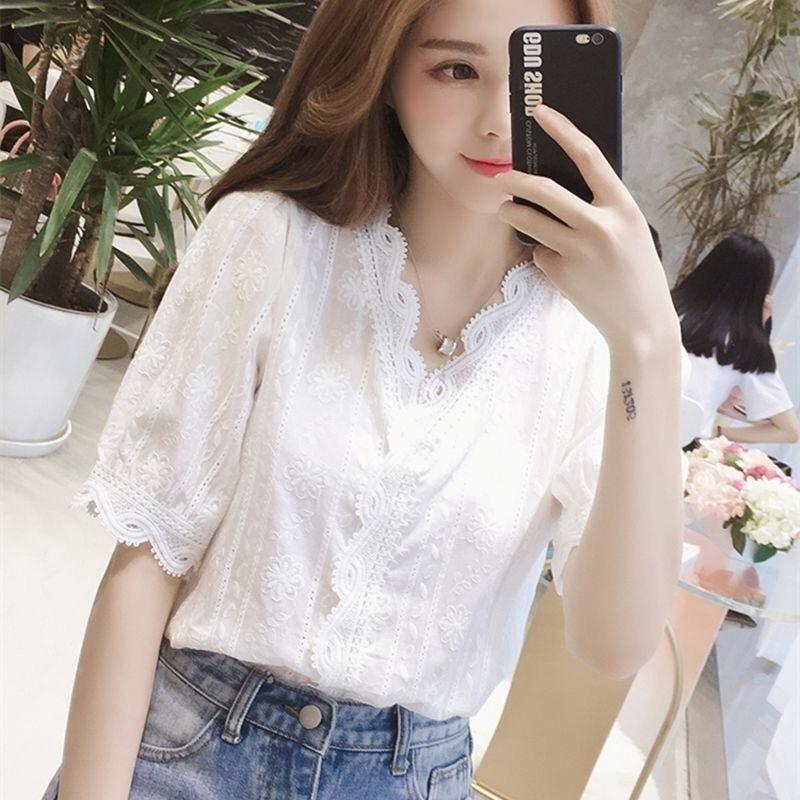 ฤดูร้อนใหม่แขนลูกไม้คอวีโคมไฟสีขาวเสื้อลูกไม้สีขาวเพศหญิงป่าซุปเปอร์นางฟ้าเสื้อเสื้อขนาดเล็ก