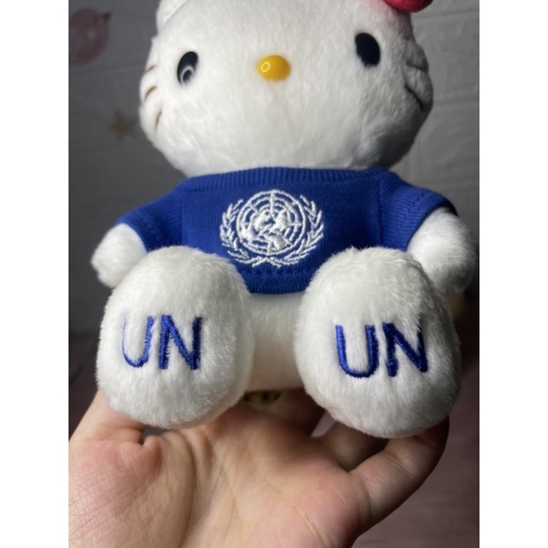 united-nations-hello-kitty-คิตตี้ใส่เสื้อ-un-เท้าปัก-งานป้าย-sanrio-ปี-2005-ค่ะ