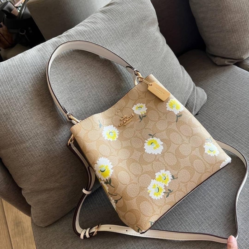 coach-c3411-small-town-bucket-bag-in-signature-canvas-with-daisy-print-imsiw