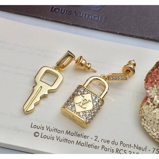 Louis Vuitton Earring ต่างหู Louis Vuitton คอลล่าสุดค่ะงานอย่างใส่ออกมาน่ารักมากๆค่ะ มีแสตมครบ