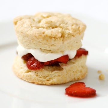 walkers-strawberry-amp-cream-biscuit-วอล์คเกอร์ส-สตอเบอร์รี่-แอนด์-ครีม-บิสกิต-150g