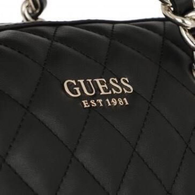 guess-women-s-bowling-bag-กระเป๋าสะพายทรง-bowling