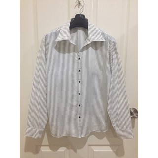 เสื้อเชิ้ตสีขาวลายทางสีน้ำเงิน Shirt Plaza Slim Line Size XL อก 44” เอว 38” ยาว 24”