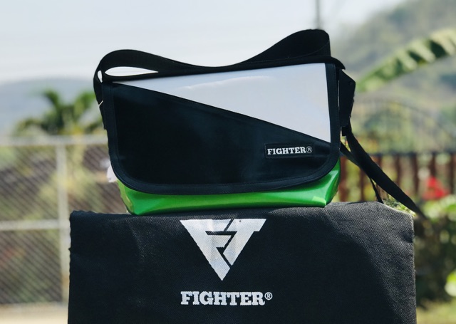 fighter-กระเป๋าสะพายข้าง-สีเขียวดำคาดขาว