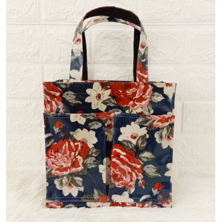 ภาพหน้าปกสินค้ากระเป๋าผ้าเคลือบกันน้ำ มีช่องกระเป๋าด้านหน้า ทรงกล่อง น่ารักๆค่ะ จากร้าน musthaves_bag.6365 บน Shopee