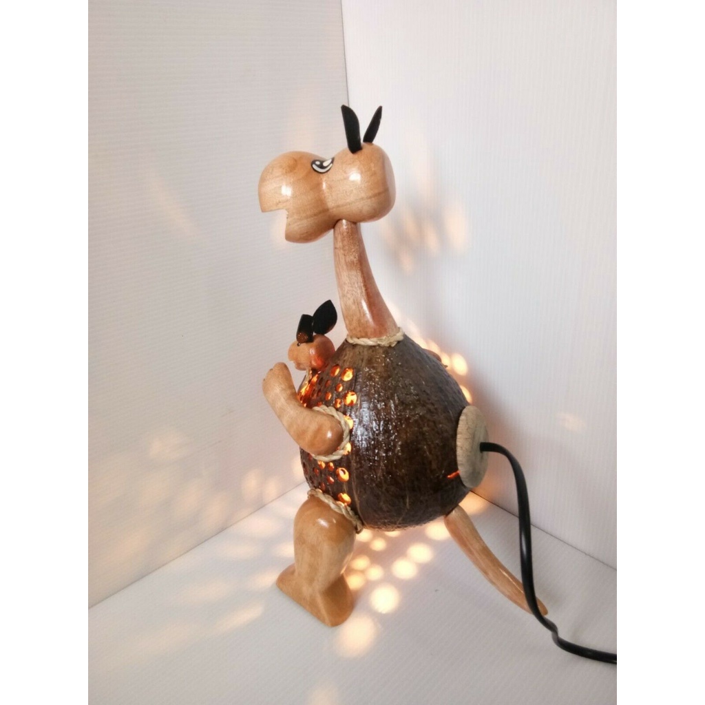 โคมไฟรูปจิงโจ้-โคมไฟตั้งโต๊ะทำจากกะลามะพร้าว-kangaroo-table-lamp-made-from-coconut-shell