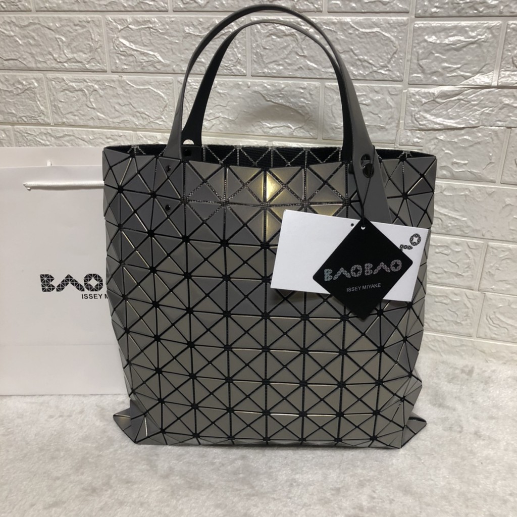 baobao-issey-miyake-กระเป๋าถือ-กระเป๋าสุภาพสตรี-ลายคลาสสิค-10-10-ตาราง-hand-bag-tote-bag