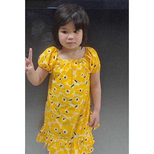ชุดเดรสเด็กผู้หญิงแขนตุ๊กตาสีเหลืองลายดอกมารีเมโกะ