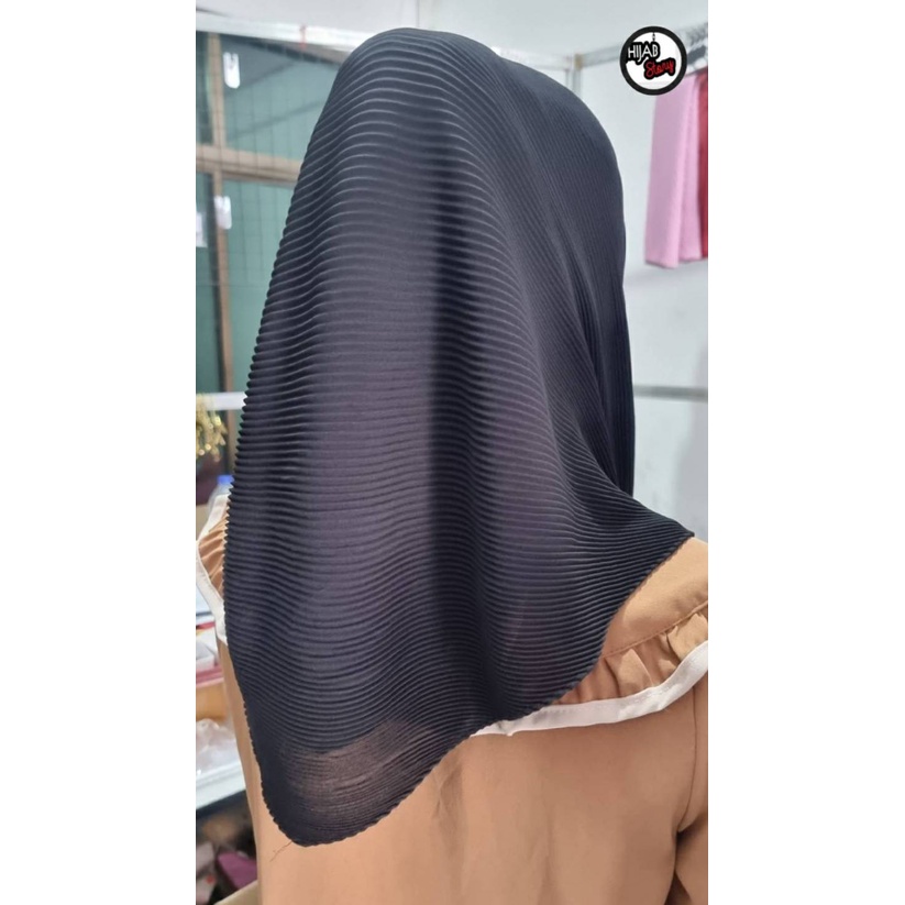 ภาพหน้าปกสินค้าผ้าคลุมฮิญาบ ชีฟองสามเหลี่ยม อัดพลีทร่องเล็ก พันเอง งานพรีเมี่ยม สวยมาก จากร้าน hijab_story_thailand บน Shopee