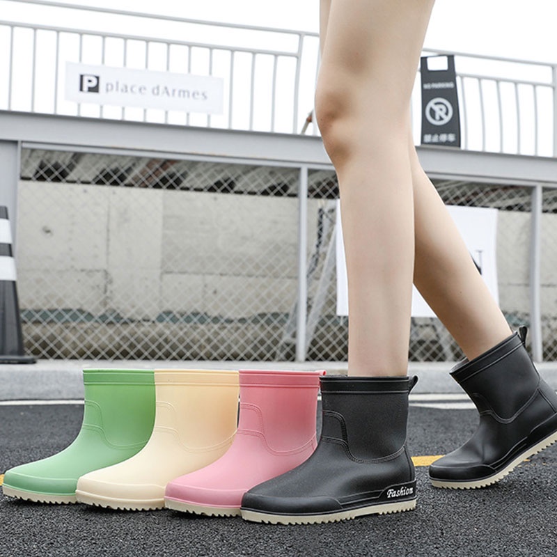 ภาพหน้าปกสินค้าQiaoYiLuo สตรีแฟชั่นแจ๊กเก็ตแฟชั่นรองเท้ากันฝนที่สวยงามลื่นกลางท่อญี่ปุ่นรองเท้ากันฝนกันน้ำรองเท้าน้ำมี 4 สีให้เลือก จากร้าน kuike177.th บน Shopee