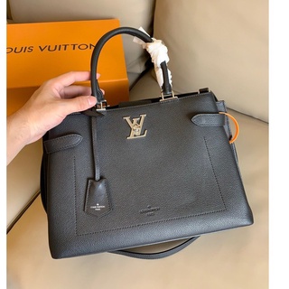 พรี Lv louis vuitton lockme day M53730กระเป๋าถือกระเป๋าสะพายข้าง หนังแท้แบรนด์เนน กระเป๋าแฟชั่น