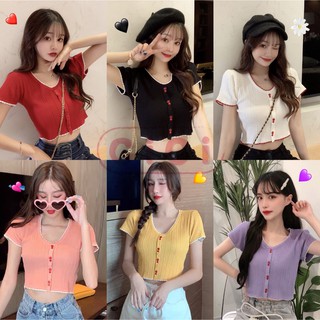 ราคาและรีวิวCICISHOP(พร้อมส่ง)(2180)เสื้อไหมพรมครอปแขนสั้น คอวี กระดุมหน้าใส่สบายมากกก